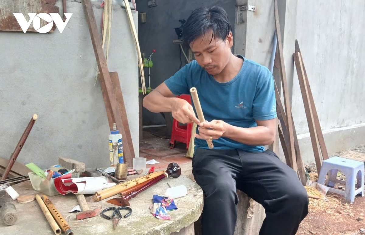 Nghệ nhân trẻ đam mê chế tác nhạc cụ Khmer